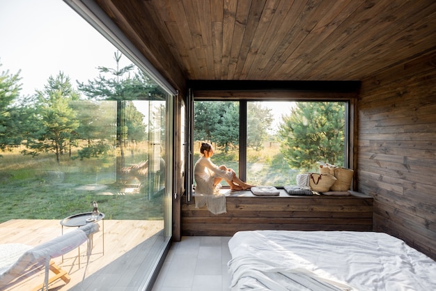 Femme profiter de la nature à la maison de campagne