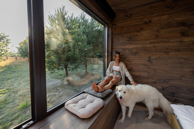 Femme profiter de la nature à la maison de campagne