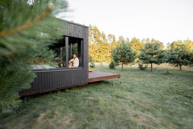 Femme profiter de la nature à la maison de campagne