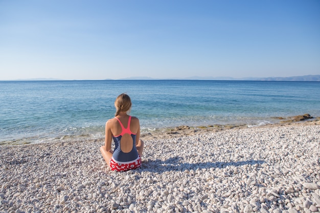 femme profiter de vacances tropicales. Repos relaxant sur la plage près de la mer. Grèce