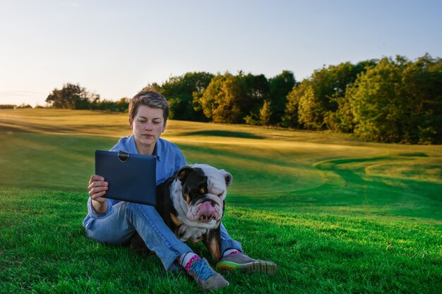 Femme, projection, quelque chose, ou, enseignement, chien, sur, pré, dans parc