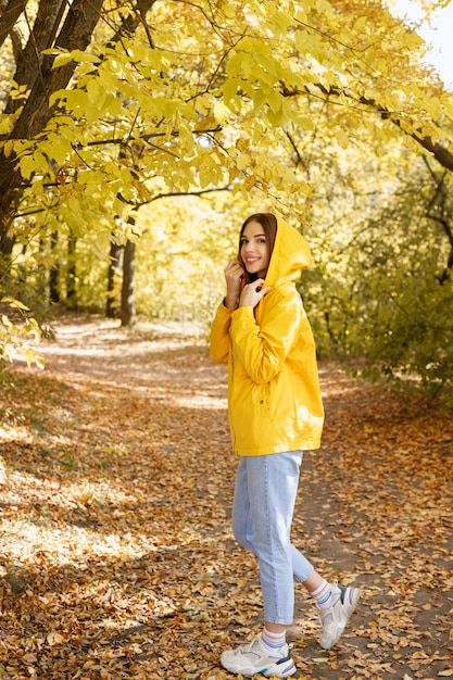 Une femme en promenade dans un parc en automne