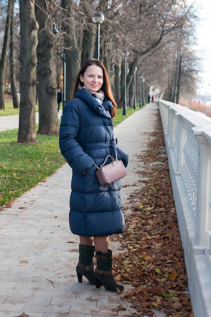 Une femme en promenade dans le parc