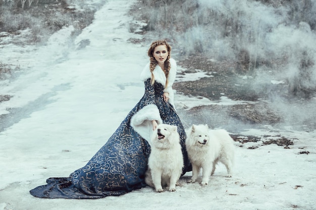 La femme en promenade d'hiver avec un chien