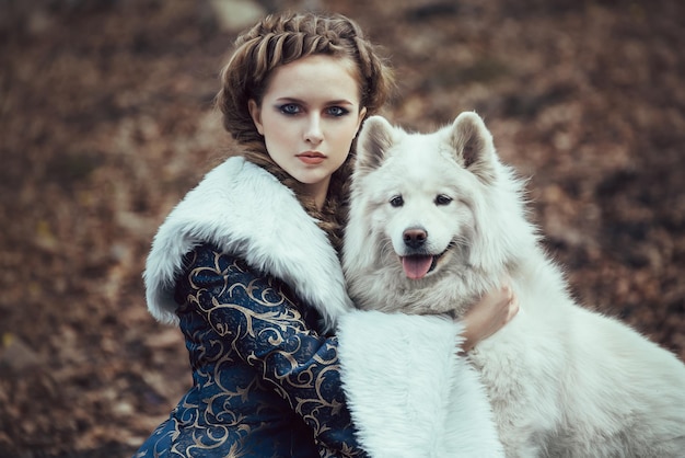 La femme en promenade d'hiver avec un chien