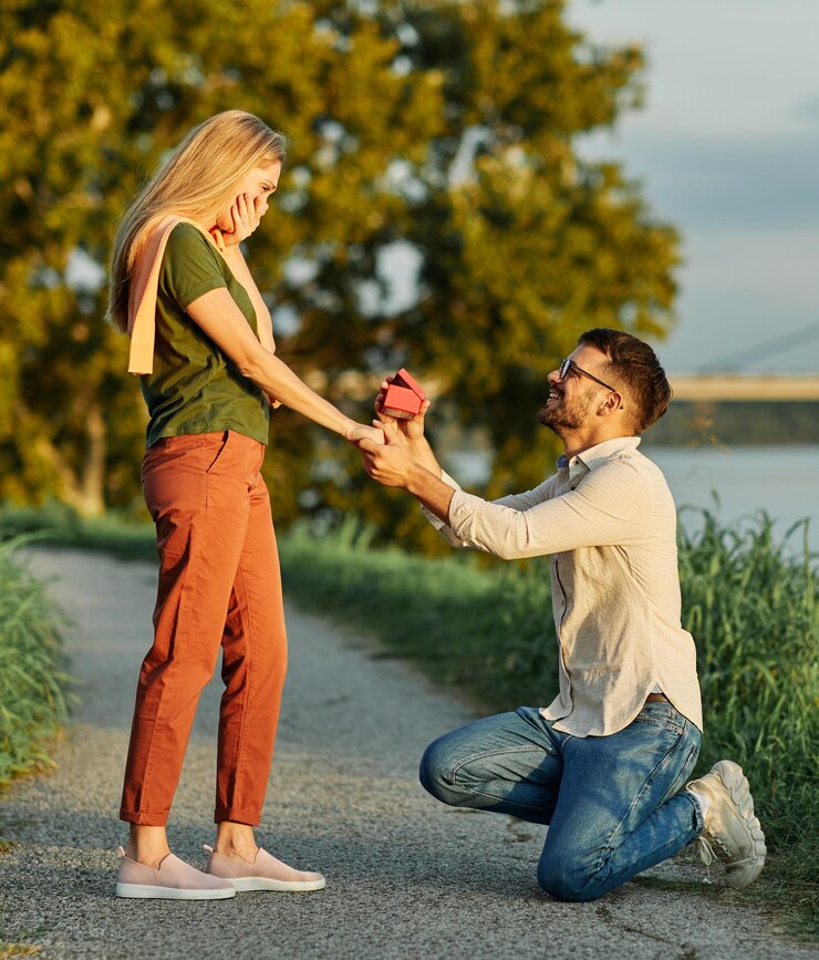 Photo femme proposition de fiançailles mariage homme couple heureux jeune romance amour ensemble adulte bague de mariage cadeau surprise rencontres boîte de mariée relation petite amie petit ami rencontres marié épouse mari