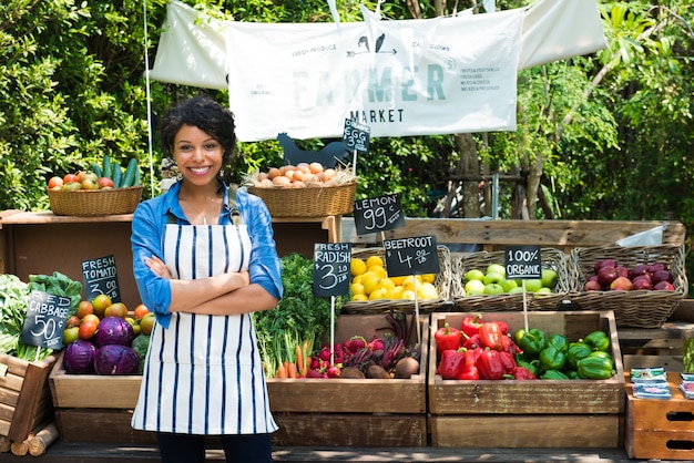 Femme propriétaire frais épicerie bio boutique