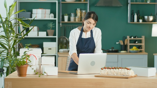 Une femme propriétaire de petite entreprise qui réussit prépare un démarrage de commande client