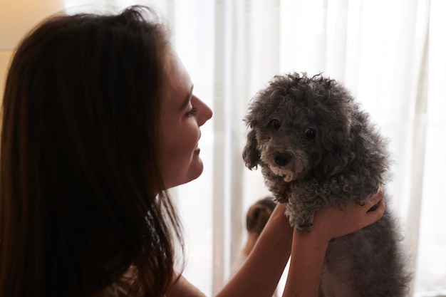 Femme propriétaire tenant un chien