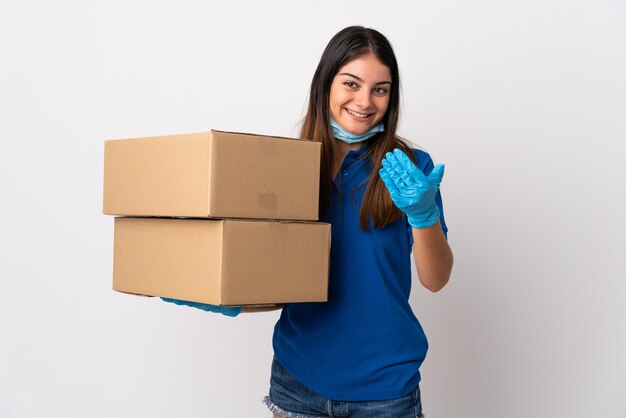 Femme protégeant du coronavirus avec un masque