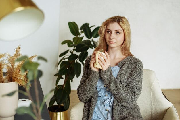 Femme en pull, boire du thé