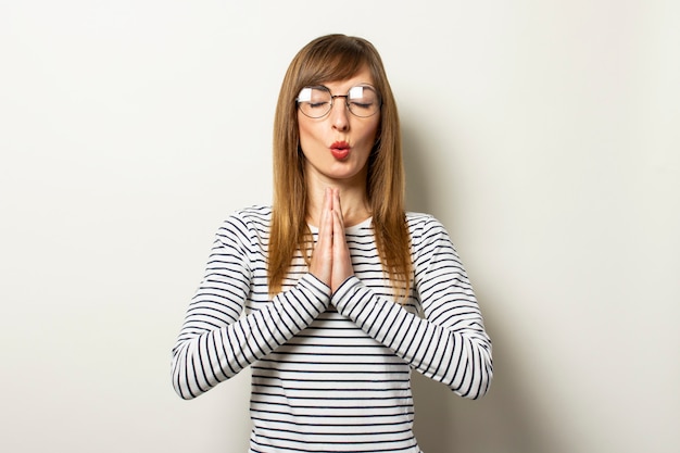 Femme en pull à manches longues et lunettes