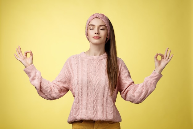 Femme avec pull rose sur jaune