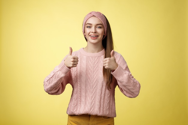 Femme avec pull rose sur jaune