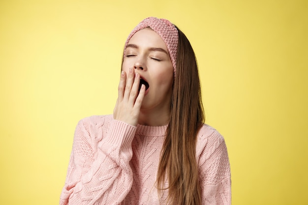 Femme avec pull rose sur jaune