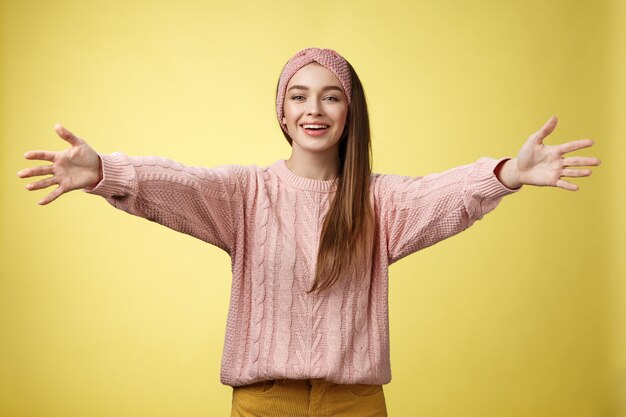 Femme avec pull rose sur jaune