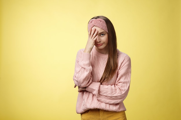 Femme avec pull rose sur jaune