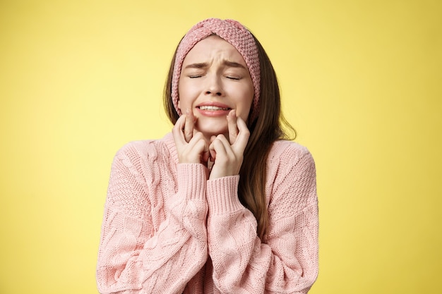 Femme avec pull rose sur jaune