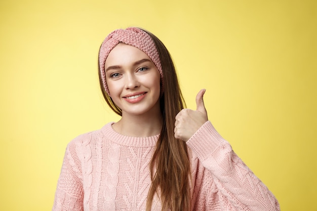 Femme avec pull rose sur jaune