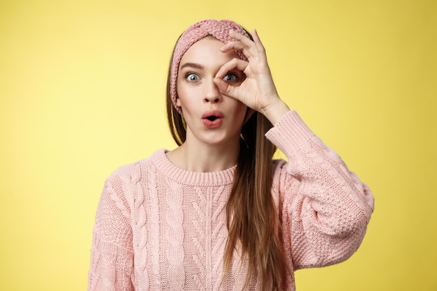 Femme avec pull rose sur jaune