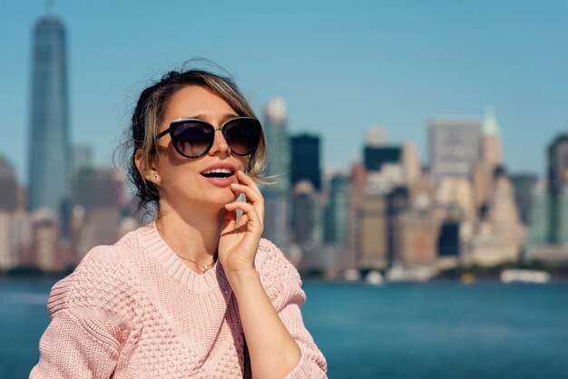 Femme en pull rose posant à New York