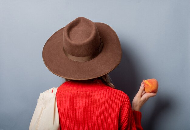 Femme, pull rouge, à, pêche, et, ba