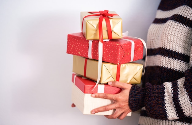 Femme en pull tenant une boîte-cadeau pour Noël et bonne année