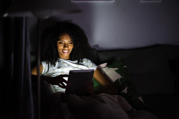 Femme en pyjama avec une tablette