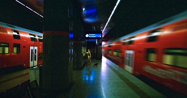 Photo femme sur le quai du métro