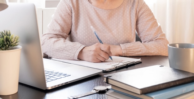 Femme Qualifiée Communiquant En Ligne, étudiant à Distance Ou Travaillant Dans Un Bureau De Recrutement.