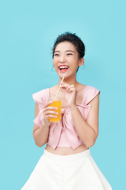 La femme qui boit du jus d'orange