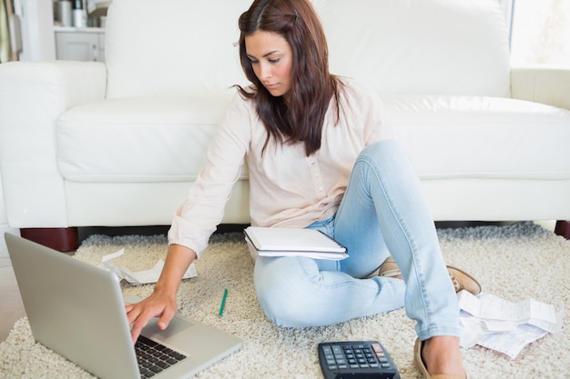 Femme qui calcule sur l&#39;ordinateur portable