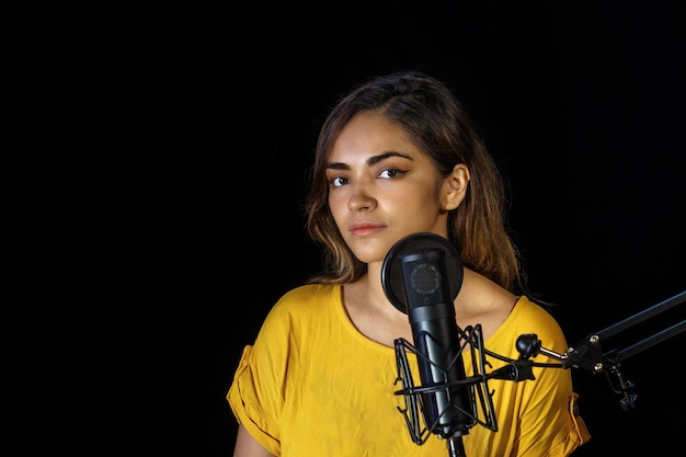 Femme qui chante en robe jaune