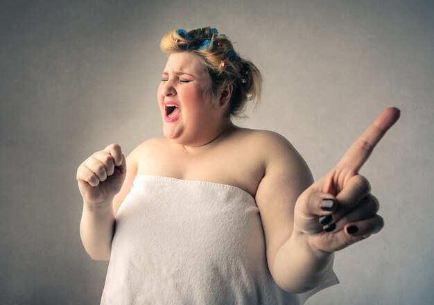 une femme qui chante