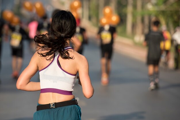 Femme qui court. Coureur féminin jogging, entraînement pour marathon.