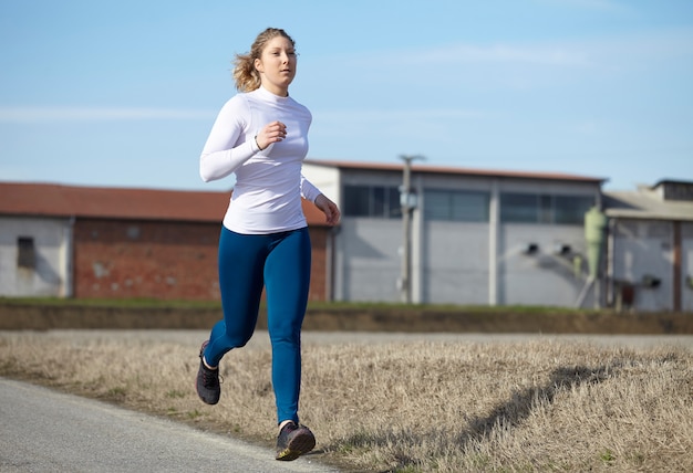 Femme qui court dans les champs