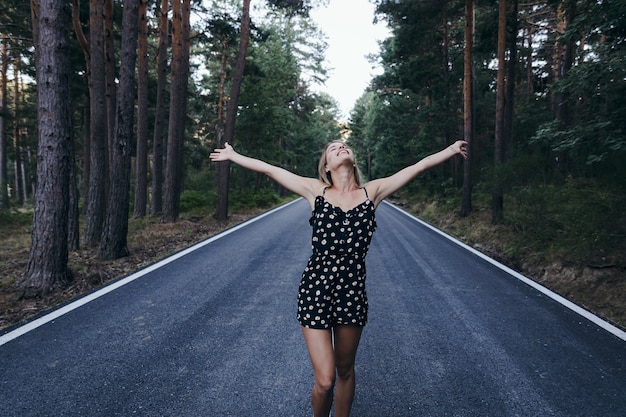 Photo femme qui court dans la forêt