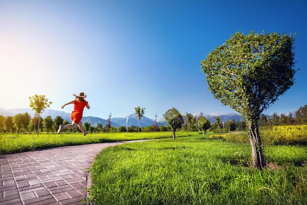 Femme qui court dans un jardin surréaliste