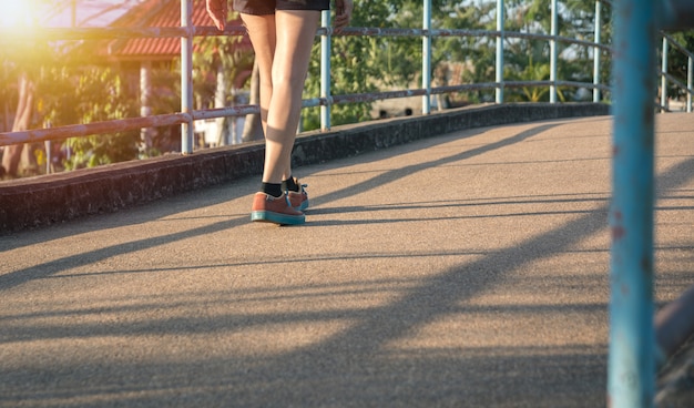 Une femme qui court le matin pour faire du jogging, exercer et concept de mode de vie sain.