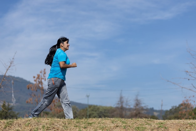 Femme qui court sur un parc au Mexique