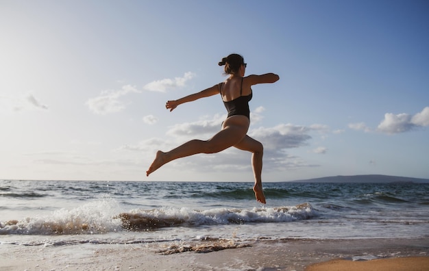 Femme qui court sur la plage beauté femme sexy courir sur la plage de la mer