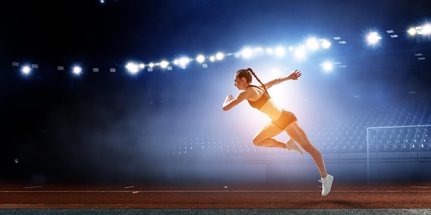 Femme qui court pour faire de l'exercice, de la forme physique et un mode de vie sain. Technique mixte