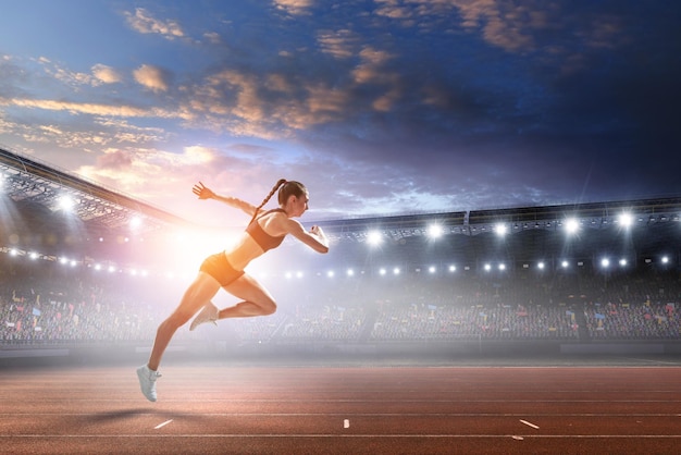 Femme qui court pour faire de l'exercice, de la forme physique et un mode de vie sain. Technique mixte