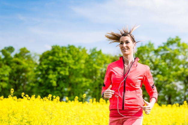 Photo femme qui court pour une meilleure forme physique au printemps