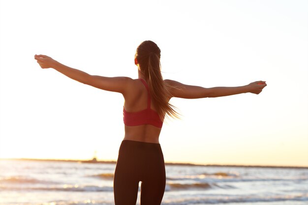 femme qui court seule au beau crépuscule sur la plage