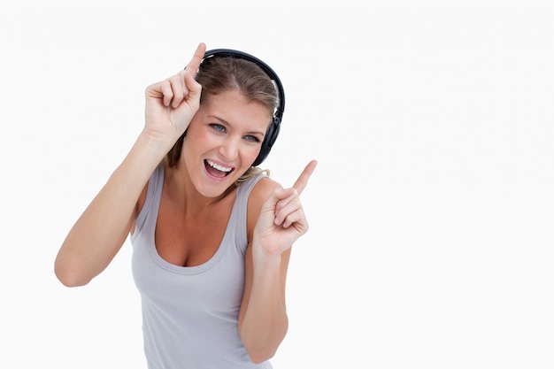 Femme qui danse en écoutant de la musique