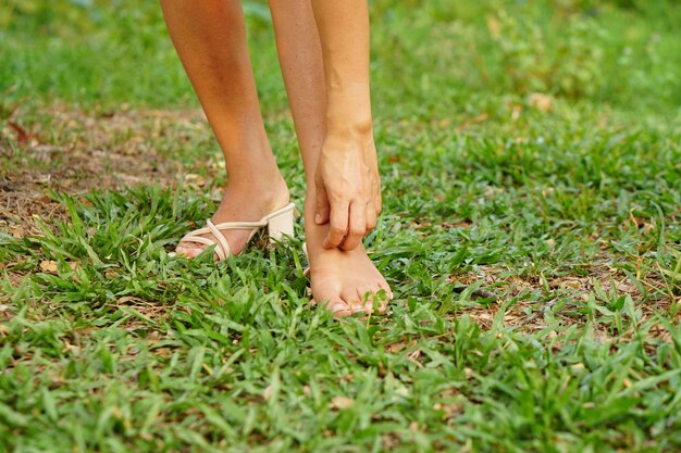 femme qui démange les jambes