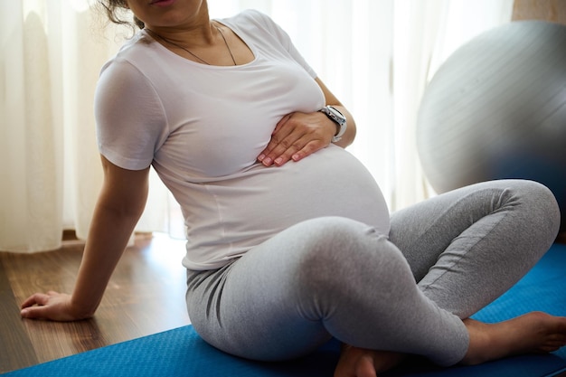 Photo une femme qui fait de l'exercice au gymnase.