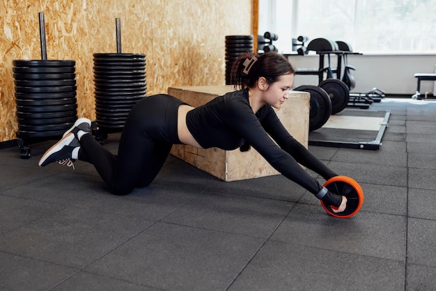 Photo une femme qui fait de l'exercice au gymnase.