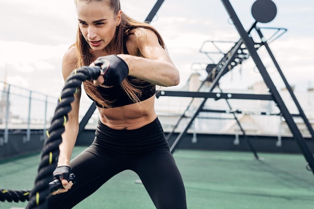Une femme qui fait de l'exercice au gymnase.